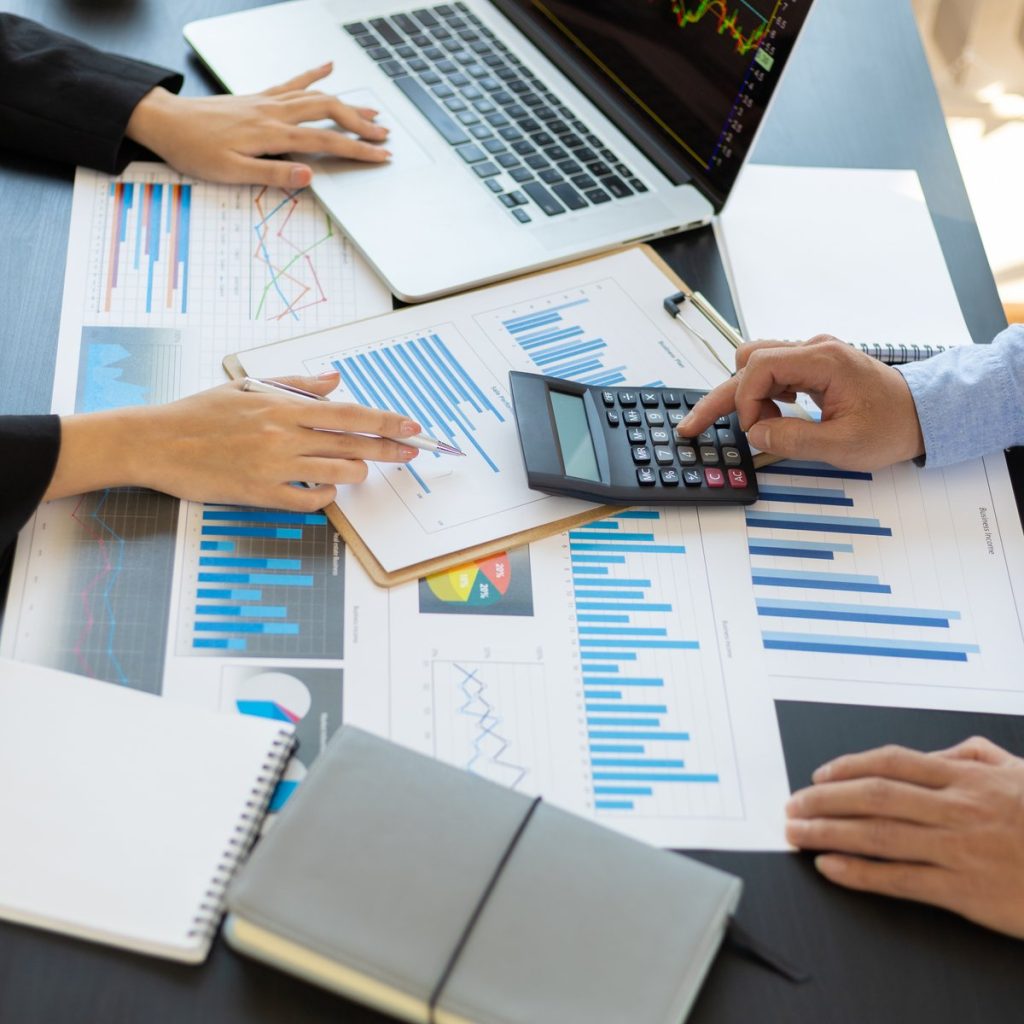 Kalkulation und Charts als Symbol für Microsoft 365 Lizenz-Optimierung im Mittelstand