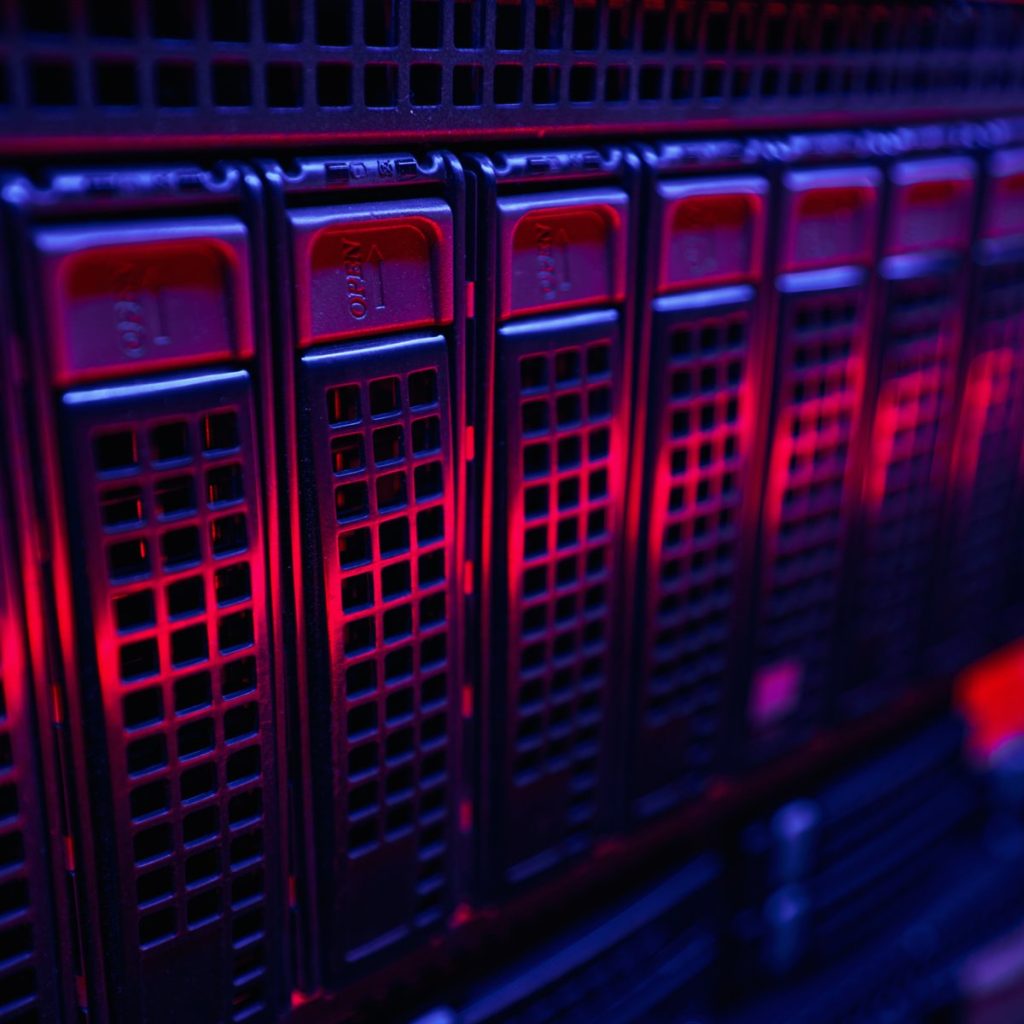 Serverhardware in einem Rechenzentrum als Symbol für Ransomware-Schutz im Mittelstand